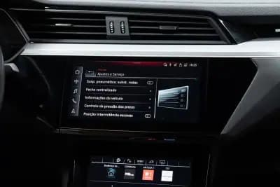 Vendo Audi Q8 e-Tron Sportback 2023 - 49950 EUR, 55000 km - AUTO.MOTO.pt