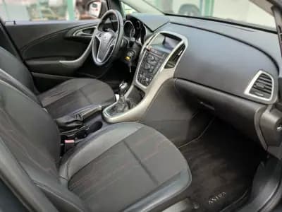 Vendo Opel Astra Sports Tourer 2012 - 6950 EUR, 178110 km - AUTO.MOTO.pt