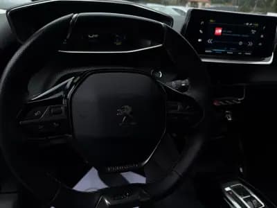 Vendo Peugeot e-2008 2023 - 24900 EUR, 10624 km - AUTO.MOTO.pt