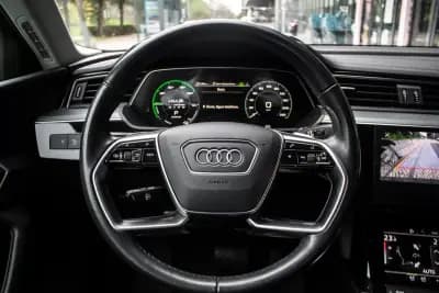 Vendo Audi Q8 e-Tron Sportback 2023 - 52900 EUR, 34353 km - AUTO.MOTO.pt
