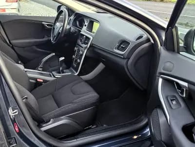 Sell Volvo V40 2016 - 16500 EUR, 79000 km - AUTO.MOTO.pt