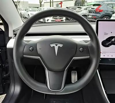 Vendo Tesla Model 3 2020 - 30400 EUR, 105371 km - AUTO.MOTO.pt