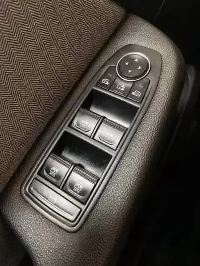 Vendo Renault Clio 2024 - 16990 EUR, 36900 km - AUTO.MOTO.pt