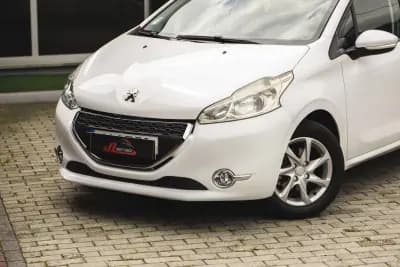 Vendo Peugeot 208 2014 - 7900 EUR, 203000 km - AUTO.MOTO.pt