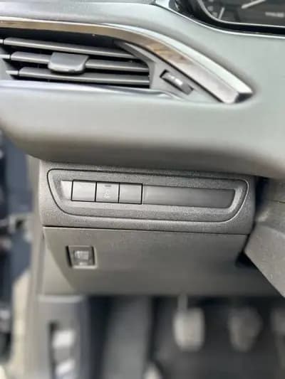 Vendo Peugeot 208 2017 - 9980 EUR, 129000 km - AUTO.MOTO.pt