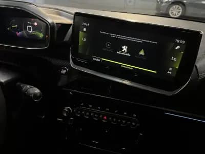 Sell Peugeot 208 2021 - 15990 EUR, 40000 km - AUTO.MOTO.pt