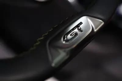 Vendo Peugeot 2008 2021 - 23900 EUR, 30000 km - AUTO.MOTO.pt