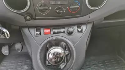 Vendo Peugeot Partner 2018 - 9900 EUR, 250472 km - AUTO.MOTO.pt