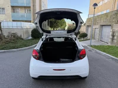 Vendo Peugeot 208 2018 - 9450 EUR, 128000 km - AUTO.MOTO.pt