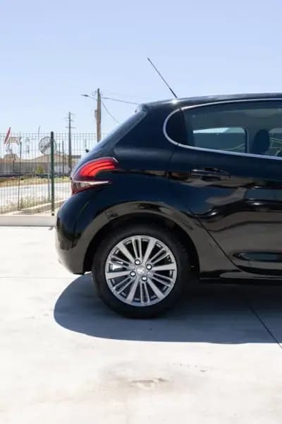 Sell Peugeot 208 2015 - 10990 EUR, 152900 km - AUTO.MOTO.pt