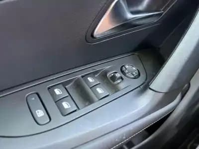 Vendo Peugeot e-2008 2022 - 21990 EUR, 30000 km - AUTO.MOTO.pt