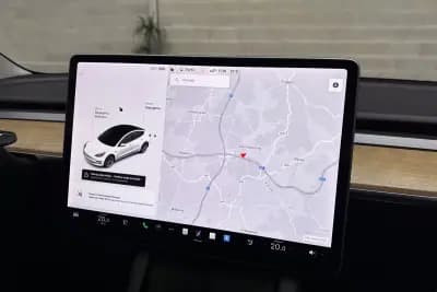 Vendo Tesla Model 3 2021 - 25450 EUR, 58710 km - AUTO.MOTO.pt