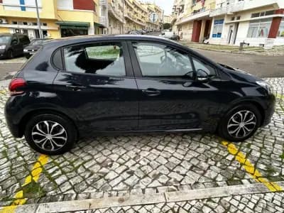 Vendo Peugeot 208 2017 - 9980 EUR, 129000 km - AUTO.MOTO.pt