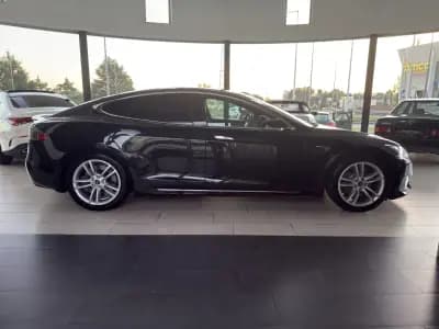 Vendo Tesla Model S 2019 - 27990 EUR, 181940 km - AUTO.MOTO.pt