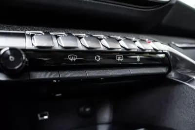 Vendo Peugeot 3008 2018 - 18490 EUR, 127901 km - AUTO.MOTO.pt