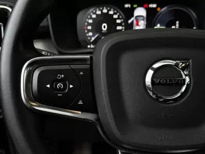 Sell Volvo XC 40 2022 - 29990 EUR, 75102 km - AUTO.MOTO.pt