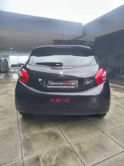 Vendo Peugeot 208 2013 - 8900 EUR, 157000 km - AUTO.MOTO.pt