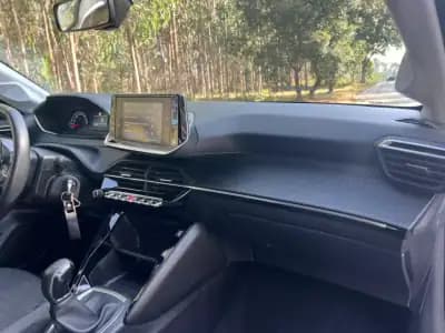 Vendo Peugeot 208 2021 - 13500 EUR, 110639 km - AUTO.MOTO.pt