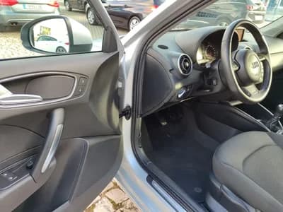 Vendo Audi A1 2010 - 11990 EUR, 196000 km - AUTO.MOTO.pt