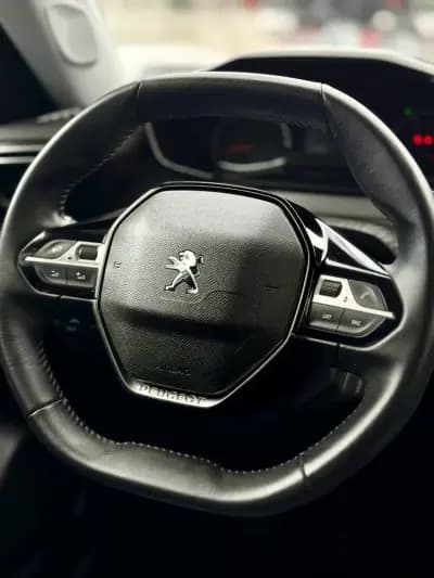 Vendo Peugeot 2008 2021 - 17950 EUR, 65000 km - AUTO.MOTO.pt