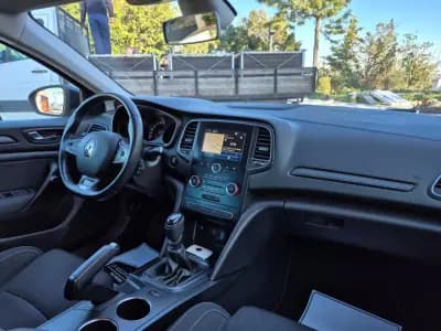 Vendo Renault Mégane Sport Tourer 2019 - 15900 EUR, 133373 km - AUTO.MOTO.pt