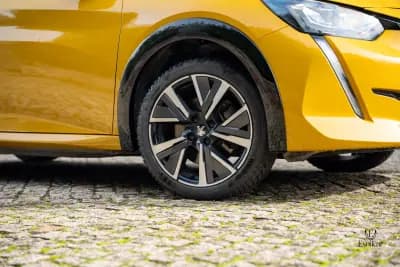 Vendo Peugeot e-208 2023 - 17900 EUR, 25000 km - AUTO.MOTO.pt