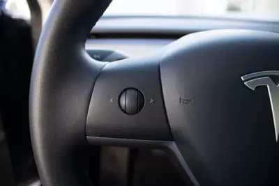 Vendo Tesla Model 3 2020 - 22999 EUR, 135693 km - AUTO.MOTO.pt