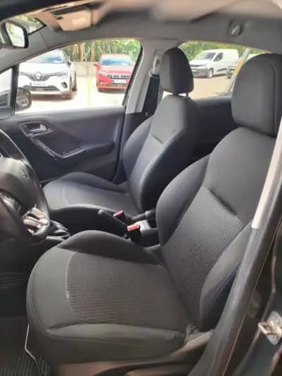 Vendo Peugeot 208 2017 - 10750 EUR, 96000 km - AUTO.MOTO.pt