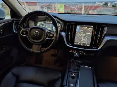 Sell Volvo V60 2018 - 23990 EUR, 117041 km - AUTO.MOTO.pt