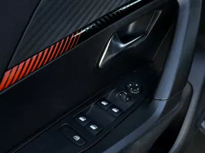 Vendo Peugeot 2008 2020 - 16990 EUR, 140450 km - AUTO.MOTO.pt