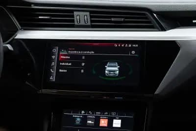 Vendo Audi Q8 e-Tron Sportback 2023 - 49950 EUR, 55000 km - AUTO.MOTO.pt