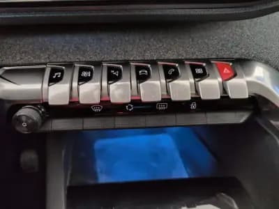 Vendo Peugeot 3008 2018 - 15992 EUR, 65181 km - AUTO.MOTO.pt