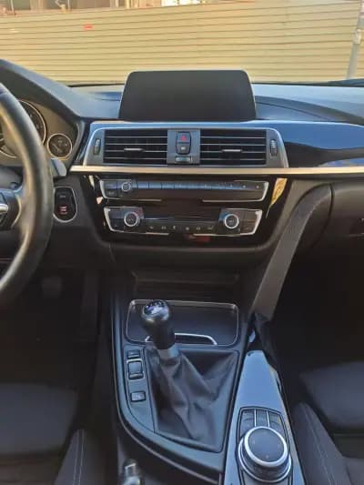 Vendo BMW 318 2018 - 19990 EUR, 125000 km - AUTO.MOTO.pt