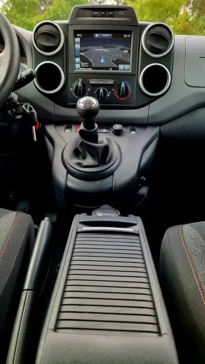 Vendo Peugeot Partner 2018 - 15900 EUR, 160000 km - AUTO.MOTO.pt