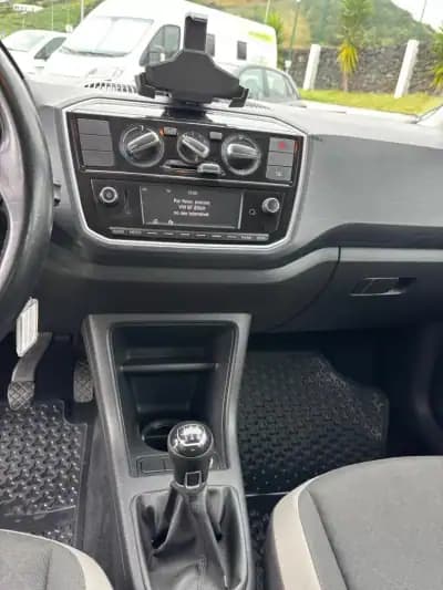 Vendo Volkswagen Cross Up! 2018 - 13990 EUR, 101322 km - AUTO.MOTO.pt