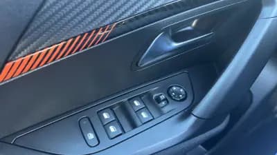 Vendo Peugeot 2008 2023 - 17900 EUR, 65000 km - AUTO.MOTO.pt