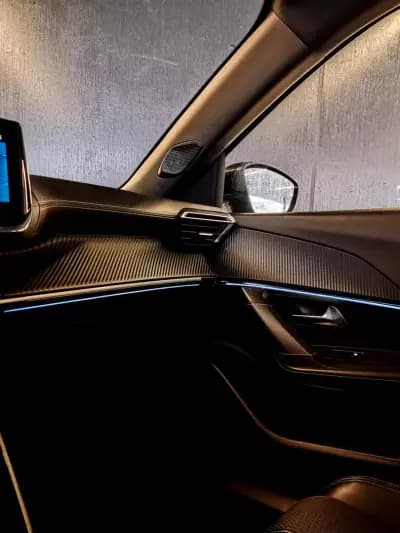 Vendo Peugeot 2008 2021 - 19750 EUR, 134592 km - AUTO.MOTO.pt