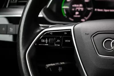 Vendo Audi Q8 e-Tron Sportback 2023 - 52900 EUR, 34353 km - AUTO.MOTO.pt