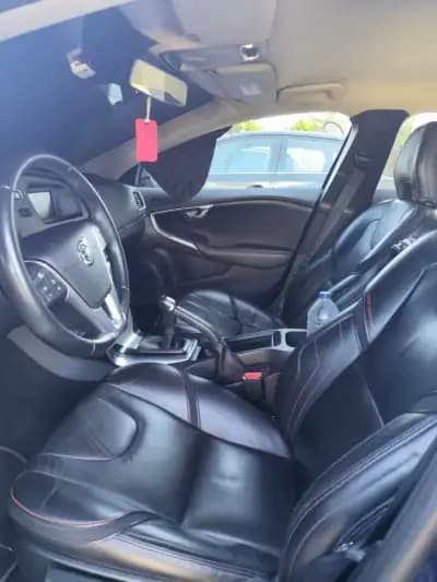 Vendo Volvo V40 2015 - 13999 EUR, 116000 km - AUTO.MOTO.pt