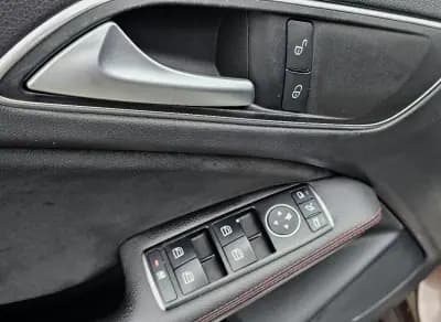 Sell Mercedes-Benz GLA 180 2015 - 21500 EUR, 160000 km - AUTO.MOTO.pt