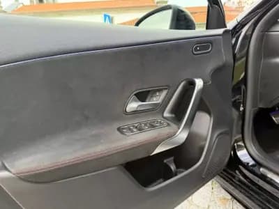 Vendo Mercedes-Benz A 180 2019 - 25999 EUR, 100000 km - AUTO.MOTO.pt