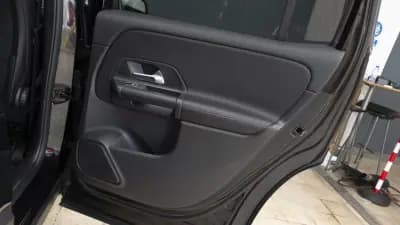 Vendo Mercedes-Benz GLB 180 2022 - 29900 EUR, 172000 km - AUTO.MOTO.pt