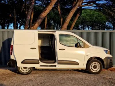 Vendo Peugeot Partner 2021 - 13990 EUR, 106734 km - AUTO.MOTO.pt