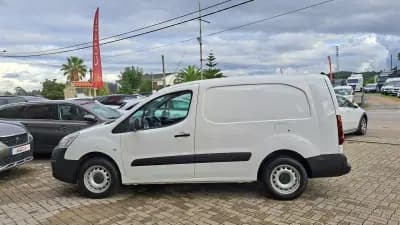 Vendo Peugeot Partner 2018 - 9900 EUR, 250472 km - AUTO.MOTO.pt