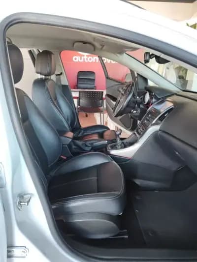 Vendo Opel Astra Sports Tourer 2011 - 6750 EUR, 226000 km - AUTO.MOTO.pt