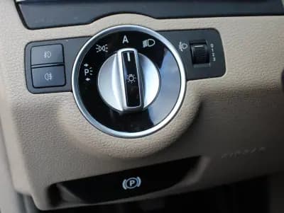 Sell Mercedes-Benz E 200 2011 - 15990 EUR, 139900 km - AUTO.MOTO.pt