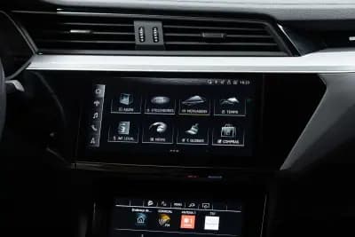 Vendo Audi Q8 e-Tron Sportback 2023 - 49950 EUR, 55000 km - AUTO.MOTO.pt