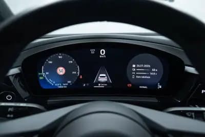 Vendo Porsche Macan 2025 - 88950 EUR, 14000 km - AUTO.MOTO.pt