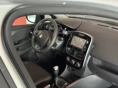 Vendo Renault Clio 2017 - 11990 EUR, 103171 km - AUTO.MOTO.pt