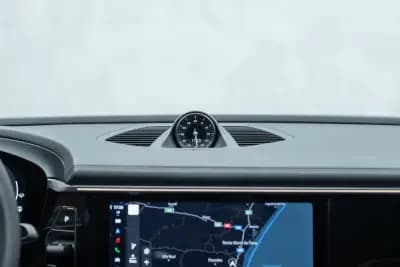 Sell Porsche Macan 2024 - 87950 EUR, 16000 km - AUTO.MOTO.pt